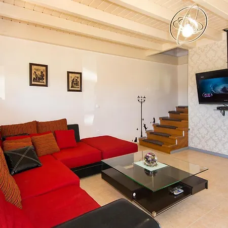 וילה With Swimming Pool Near The Beach קולימביה